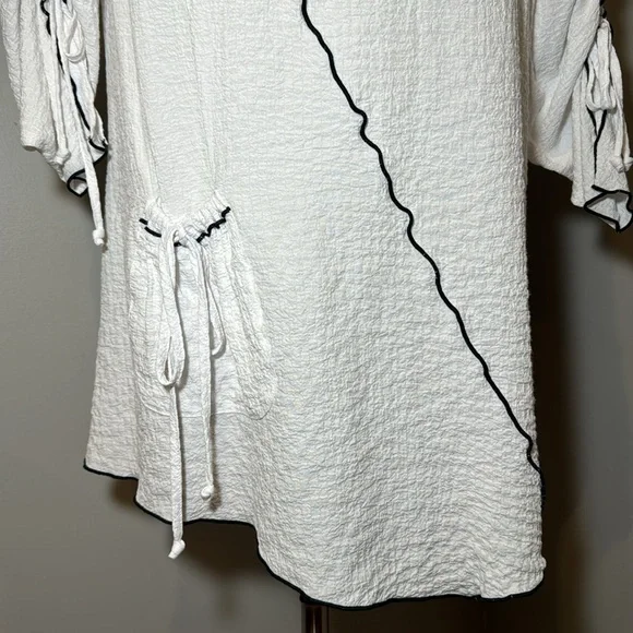 ALI MILES Asymmetrical Tunic Blouse w/ Contrasting Detail WHITE-BLACK / MEDIUM - Picture 5 of 13